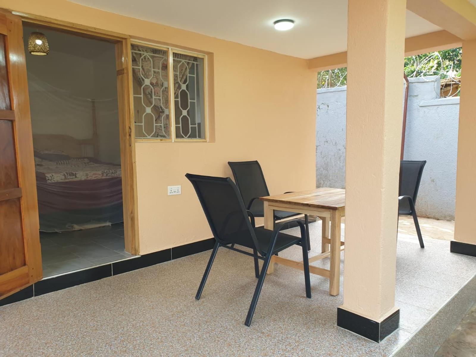 Alison & Dave'S Guesthouse Энтеббе Экстерьер фото