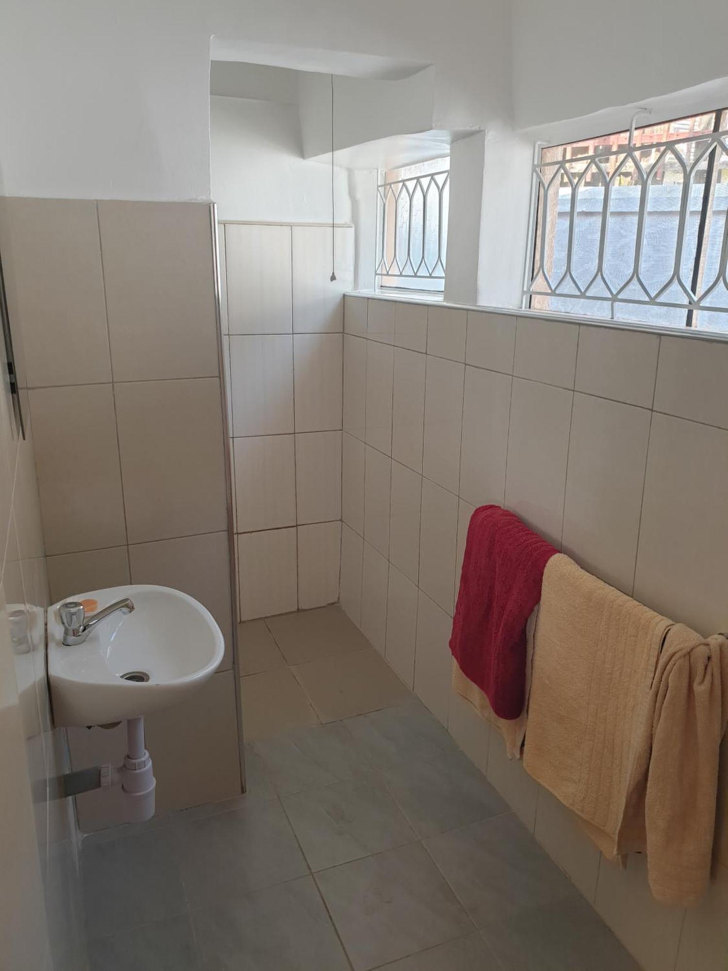 Alison & Dave'S Guesthouse Энтеббе Экстерьер фото