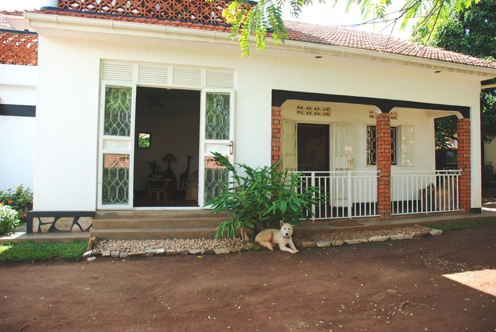 Alison & Dave'S Guesthouse Энтеббе Экстерьер фото