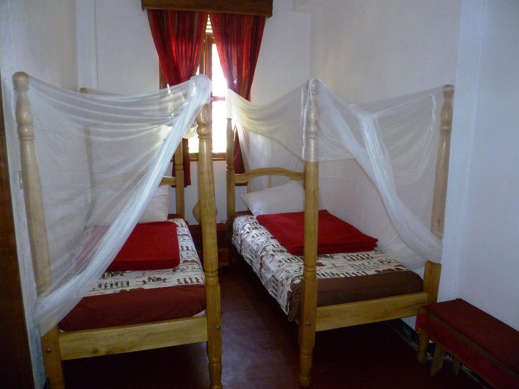 Alison & Dave'S Guesthouse Энтеббе Номер фото